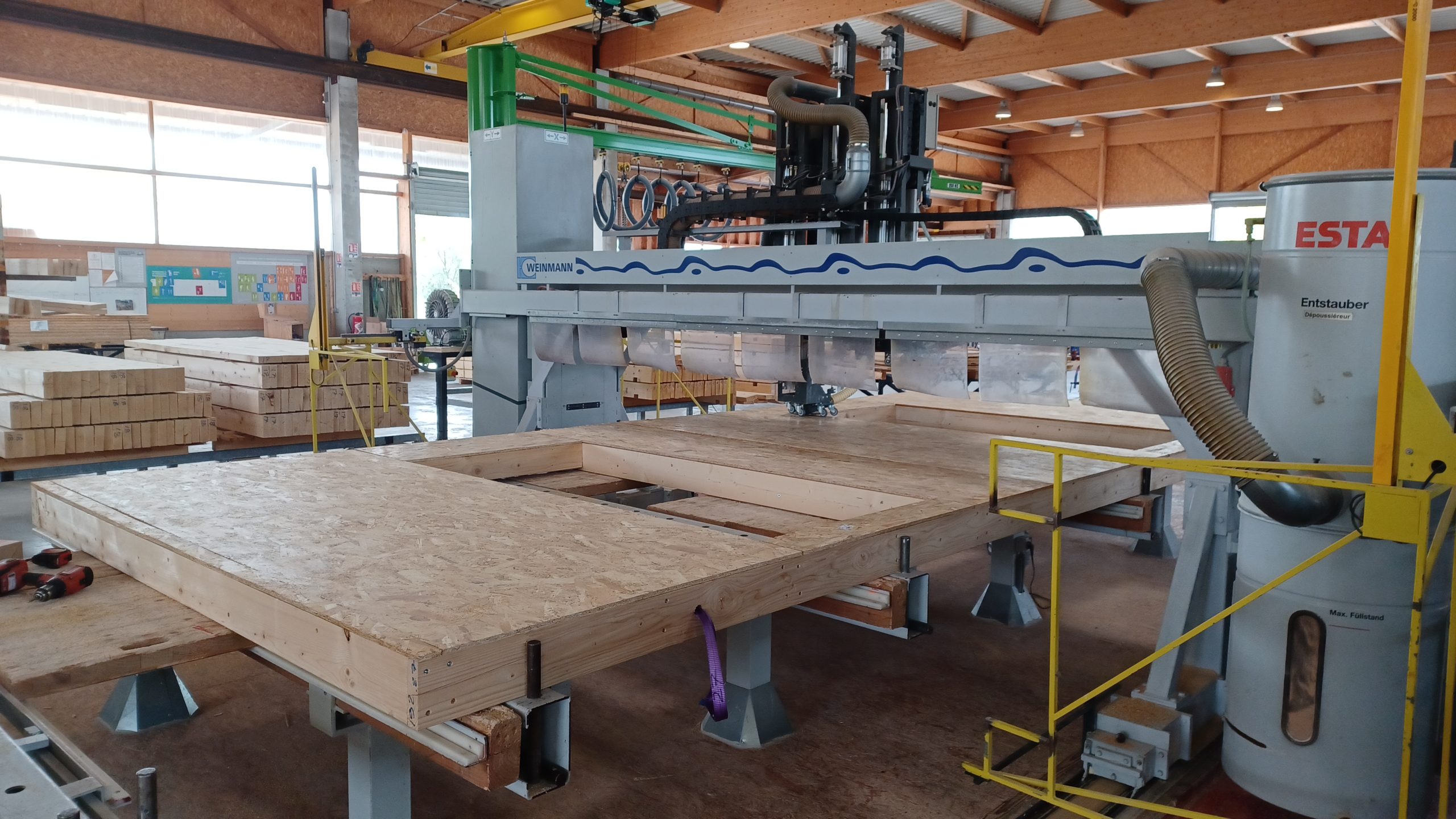 fabrication d'un mur à ossature bois dans l'usine C MOB