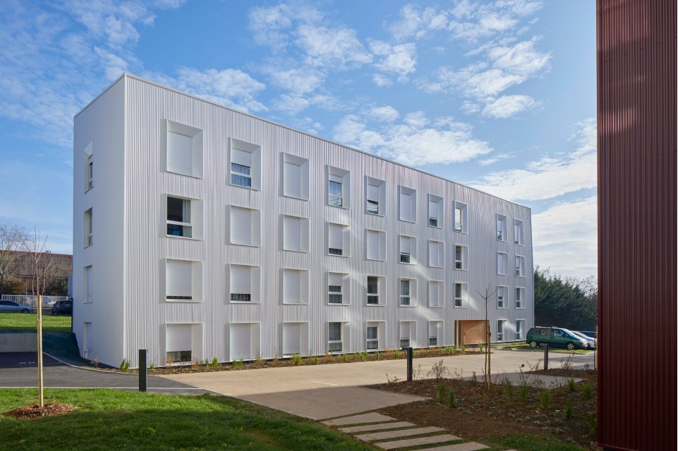 Rénovation Les Indres avec manteau extérieur. C'est une résidence sociale