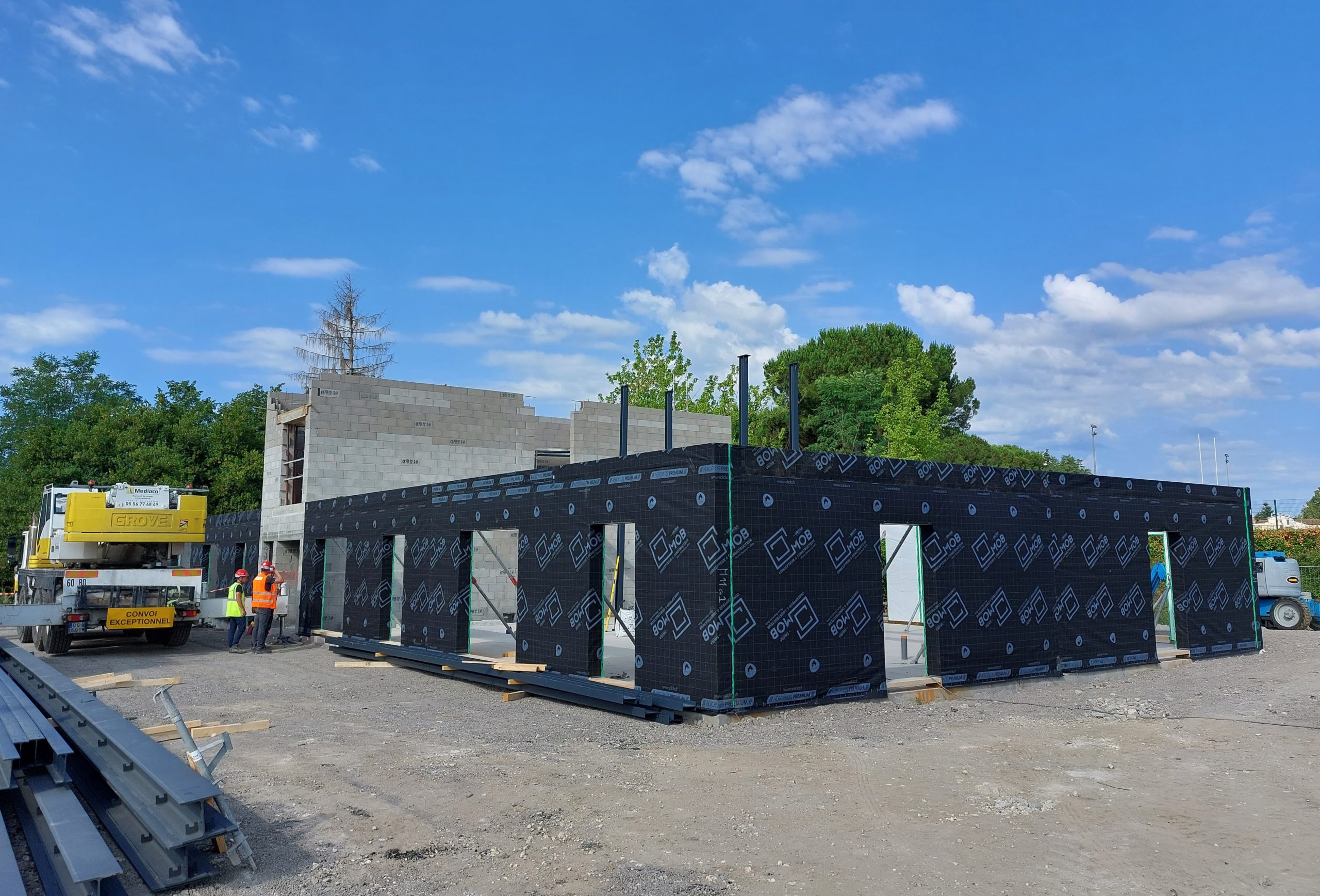 Levage des murs à ossature bois sur le chantier de la résidence séniors de Bazas