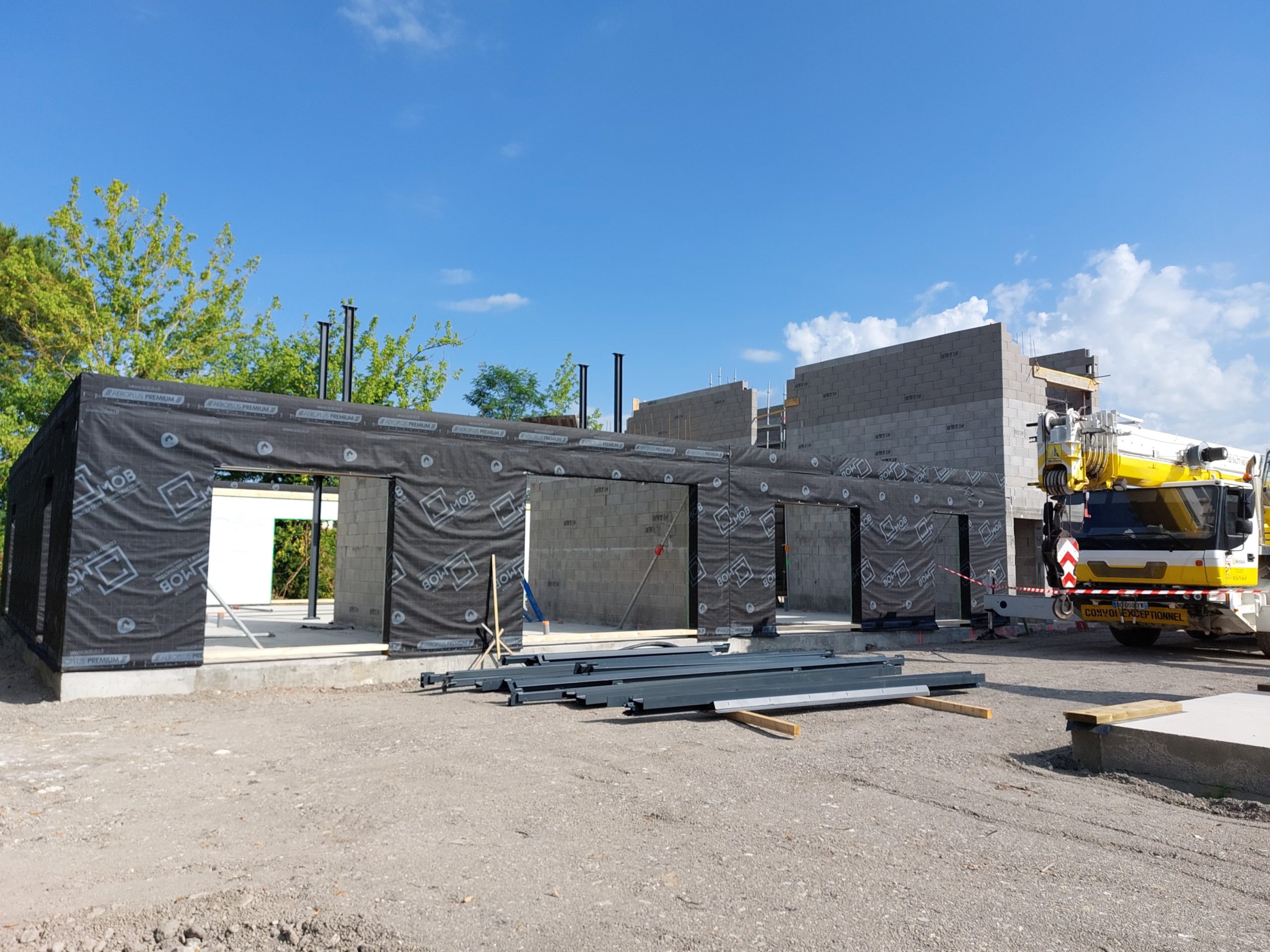 Levage des murs à ossature bois sur le chantier de la résidence séniors de Bazas