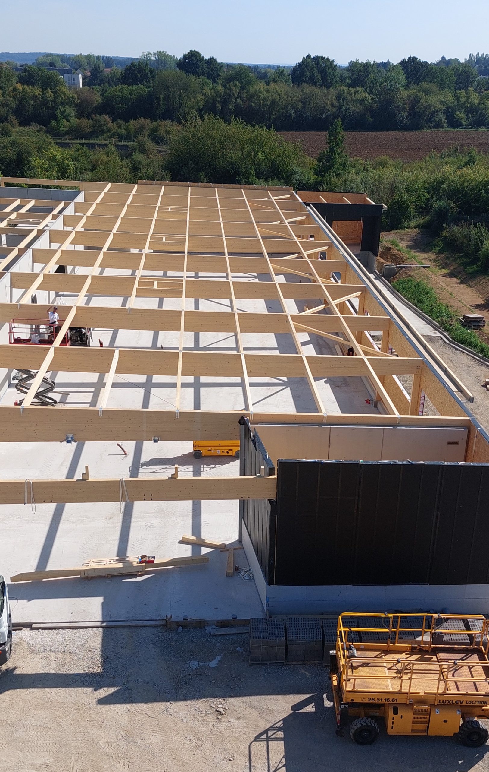 Fabrication et pose des murs à ossature bois - chantier magasin aldi Marly