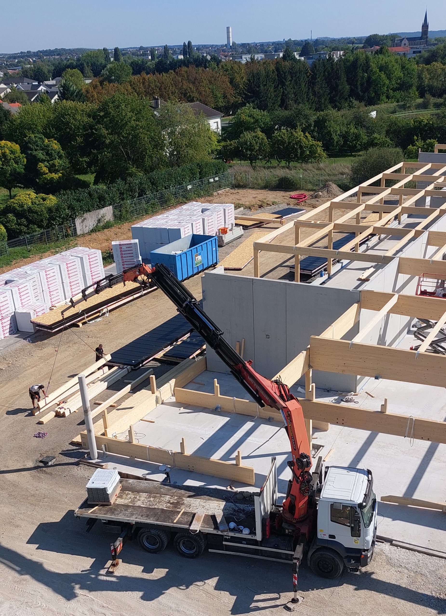 Fabrication et pose des murs à ossature bois - chantier magasin aldi Marly