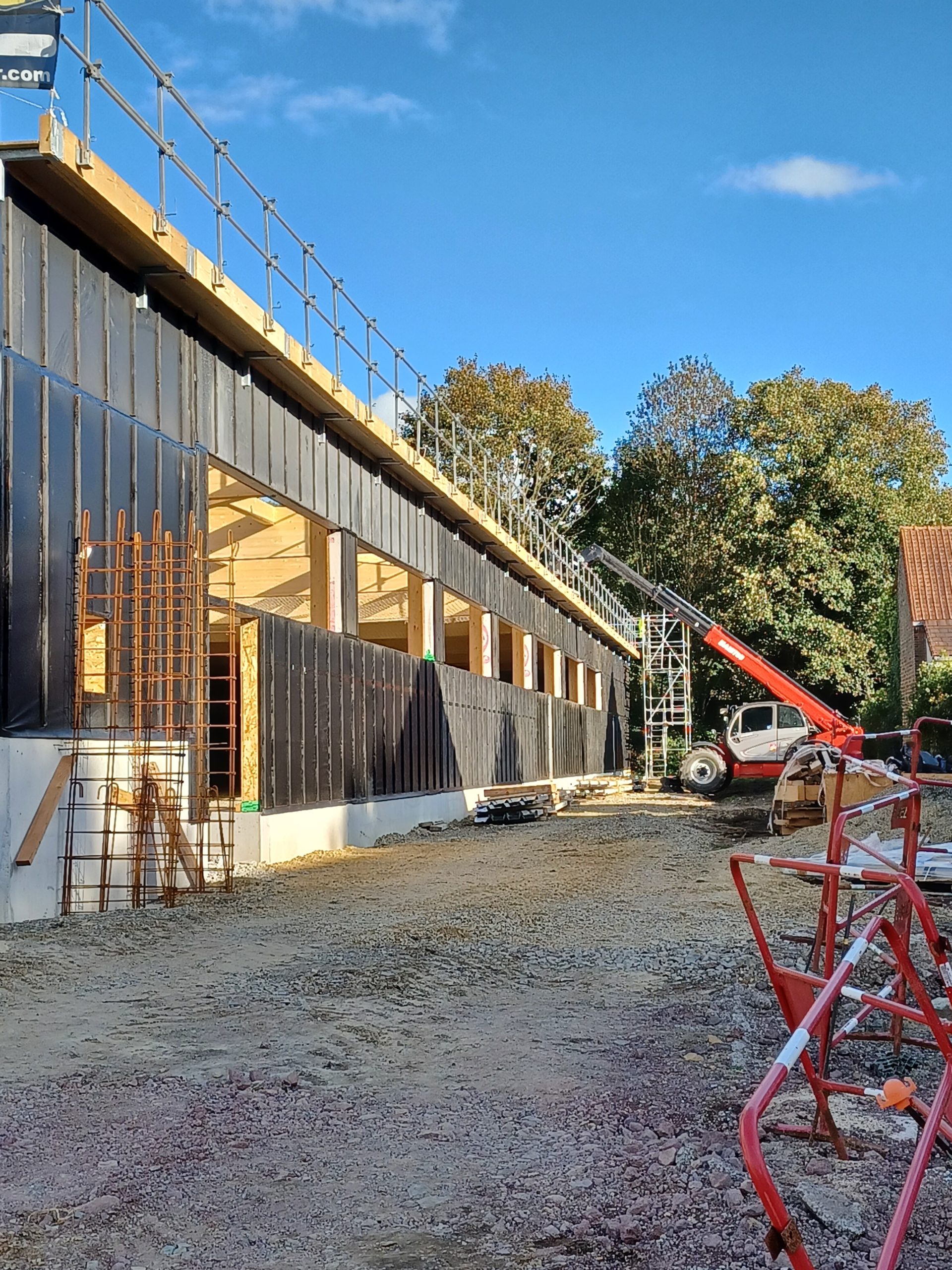 Intervention de levage des murs à ossature bois sur le chantier Aldi de Condé en Normandie est achevée