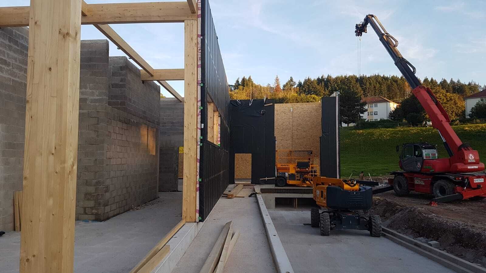 Levage des murs à ossature bois fabriqués par C MOB pour le magasin Aldi de Xertigny