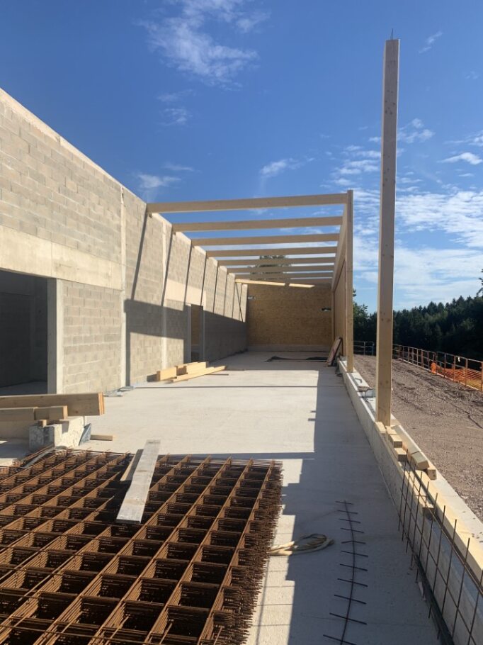 Mise en place de la charpente sur le chantier Aldi de Xertigny réalisé par C MOB