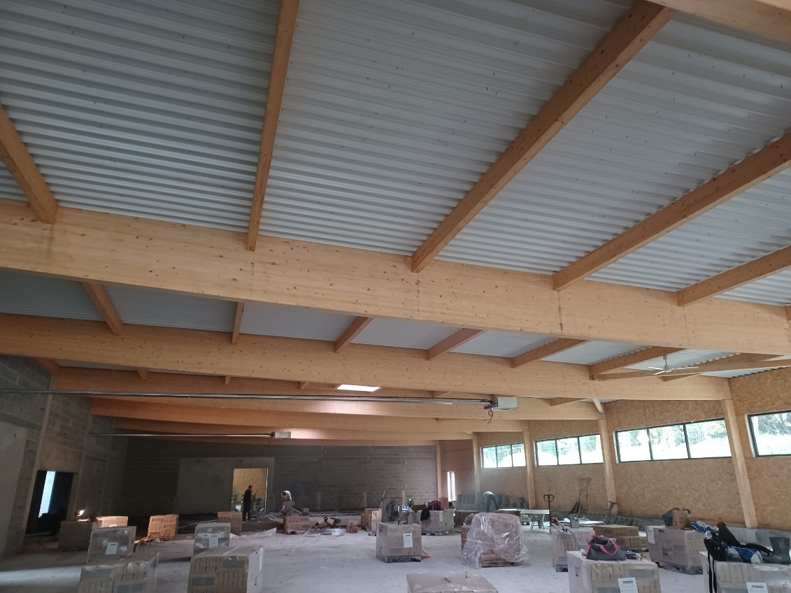 Intervention de levage des murs à ossature bois C MOB sur le chantier Aldi de Guipry Messac est achevée