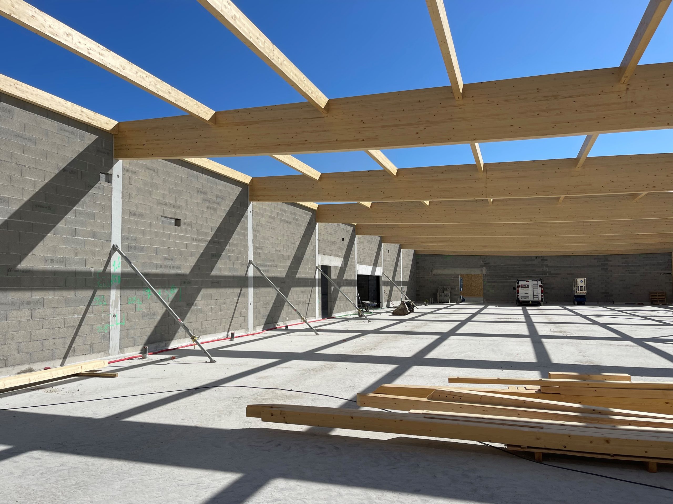 Levage des murs à ossature bois fabriqués par C MOB pour le magasin Aldi de Martres Tolosane