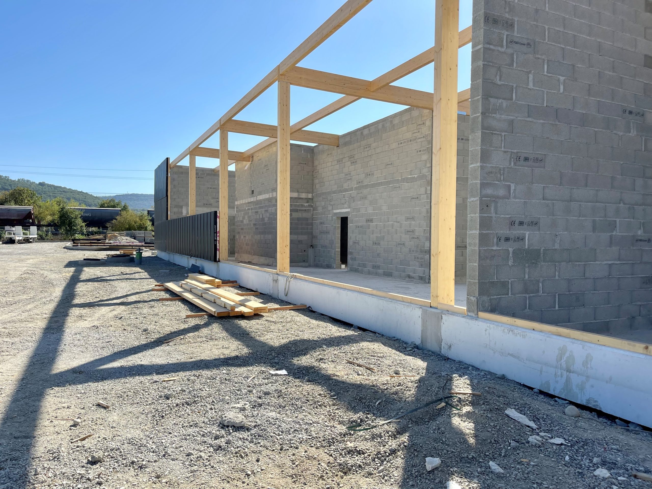 Levage des murs à ossature bois fabriqués par C MOB pour le magasin Aldi de Martres Tolosane