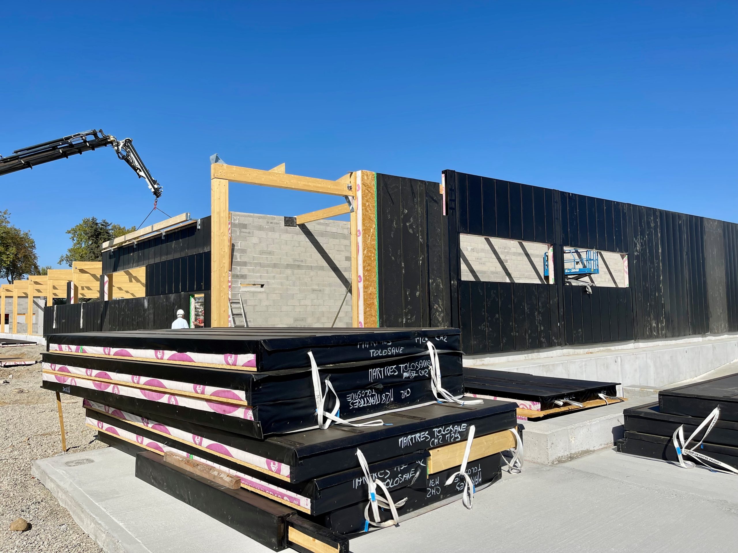 Levage des murs à ossature bois fabriqués par C MOB pour le magasin Aldi de Martres Tolosane