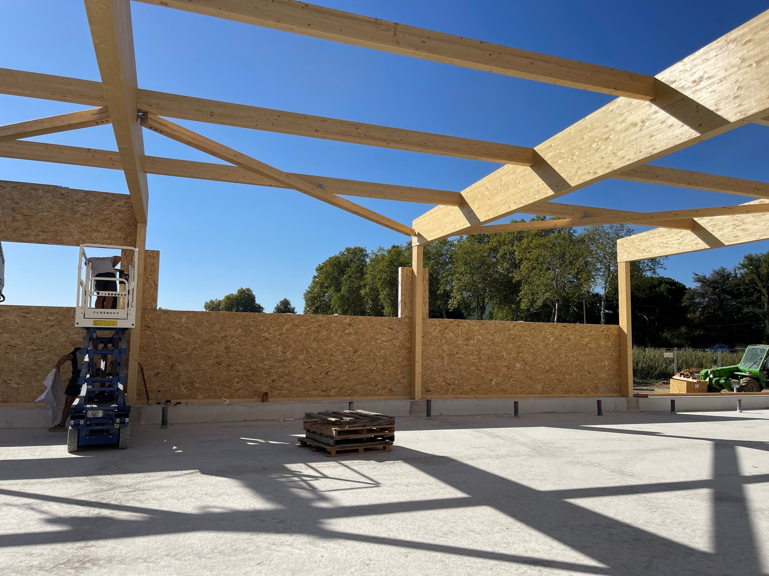 Levage des murs à ossature bois fabriqués par C MOB pour le magasin Aldi de Martres Tolosane