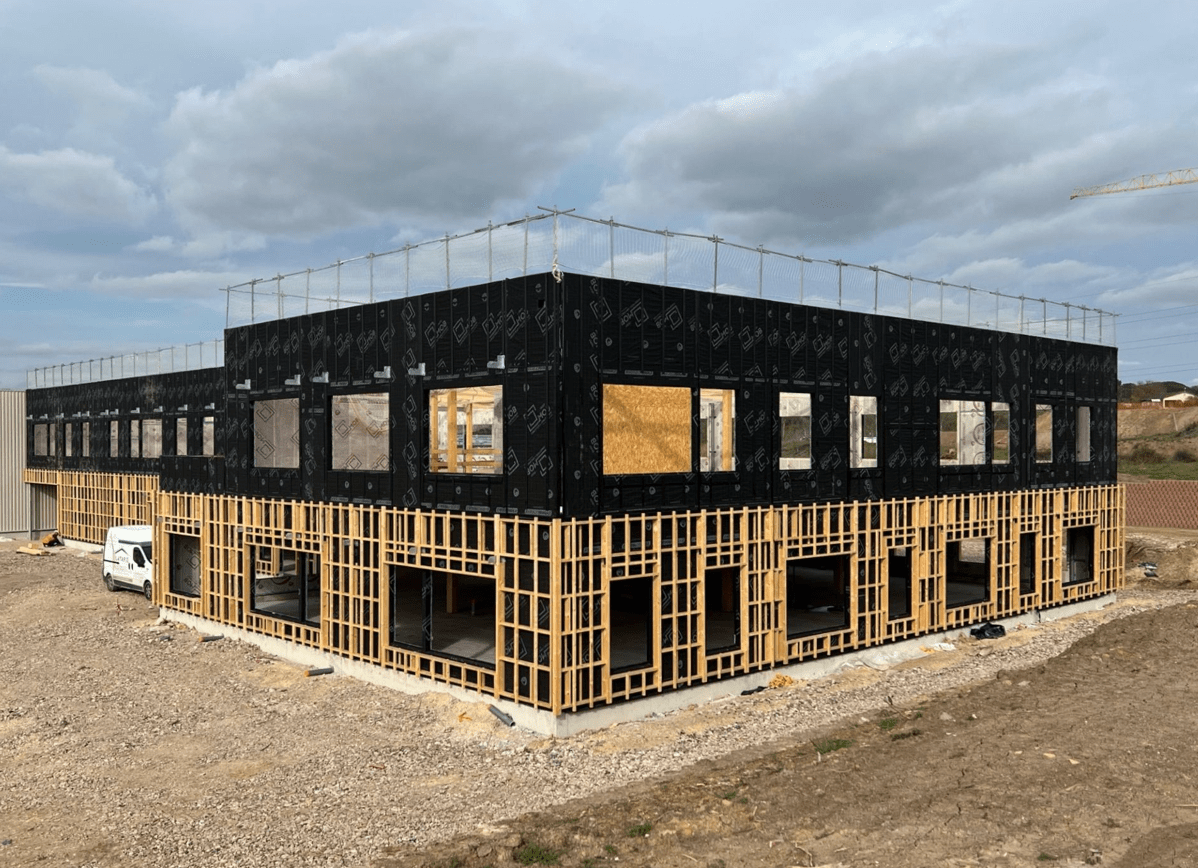 Chantier Halle de Merville, ossature bois, charpente bois, poutres treillis bois et structure métallique auvent réalisées par C MOB