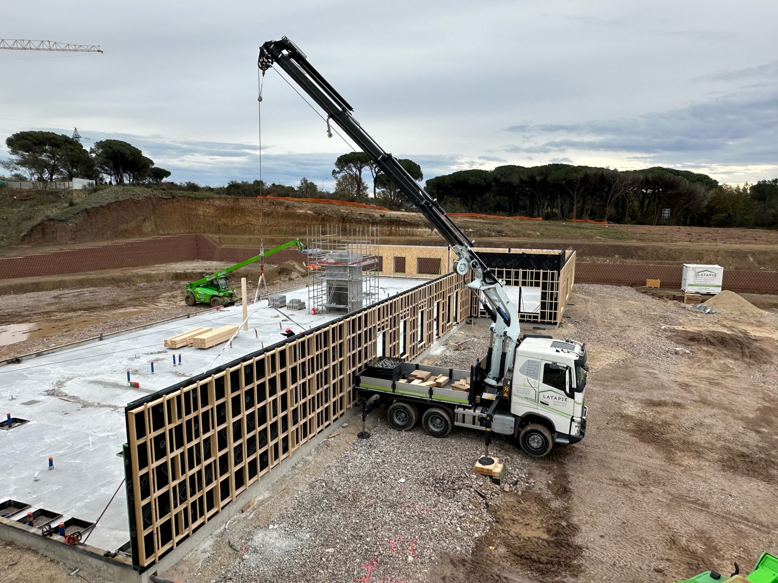 Chantier de bureaux GSE à Fréjus, ossature bois et charpente bois réalisées par C MOB